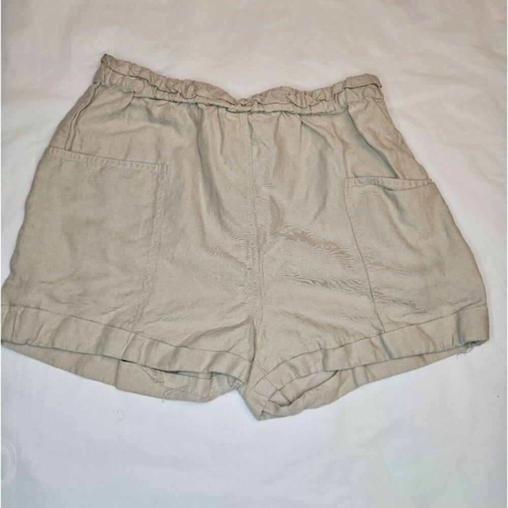 Aritzia Wilfred Free Short.  Cream. Size M